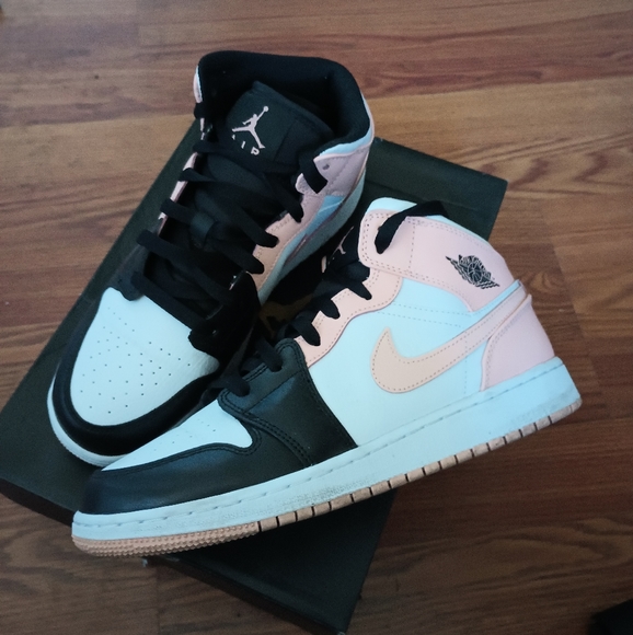 ❣️SOLD ❣️AIR JORDAN 1 MID GS - Picture 5 of 7